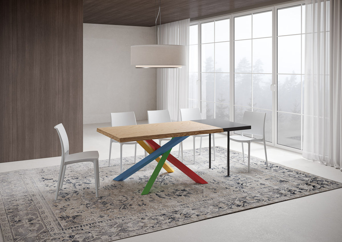 Tavolo VERSALUX rovere allungato con prolunghe e gambe multicolore in stanza con tappeto