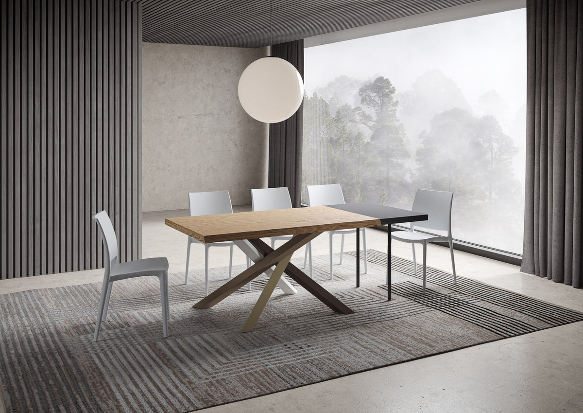 Tavolo VERSALUX rovere allungato con seconda prolunga scura, vista di tre quarti in sala da pranzo