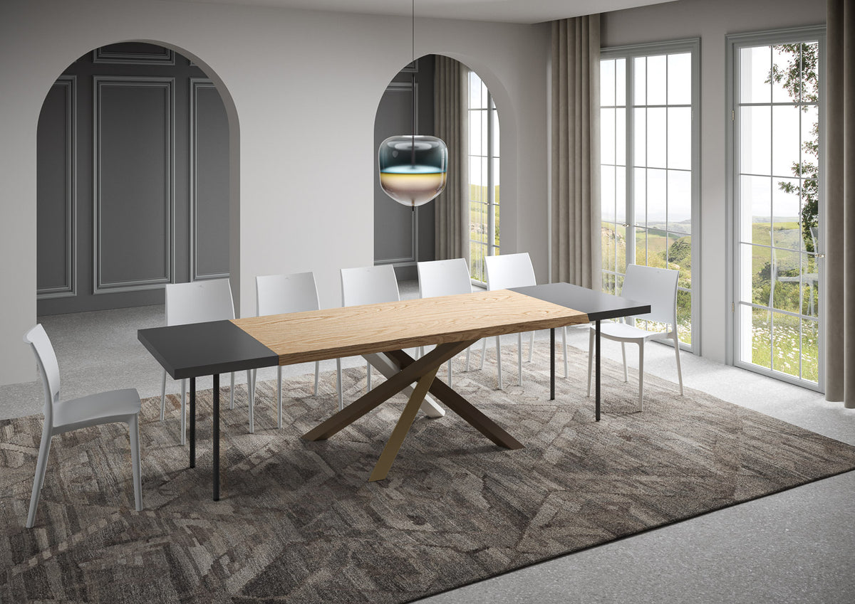 Tavolo VERSALUX rovere con prolunghe nere laterali in ampia sala con finestre e tappeto geometrico