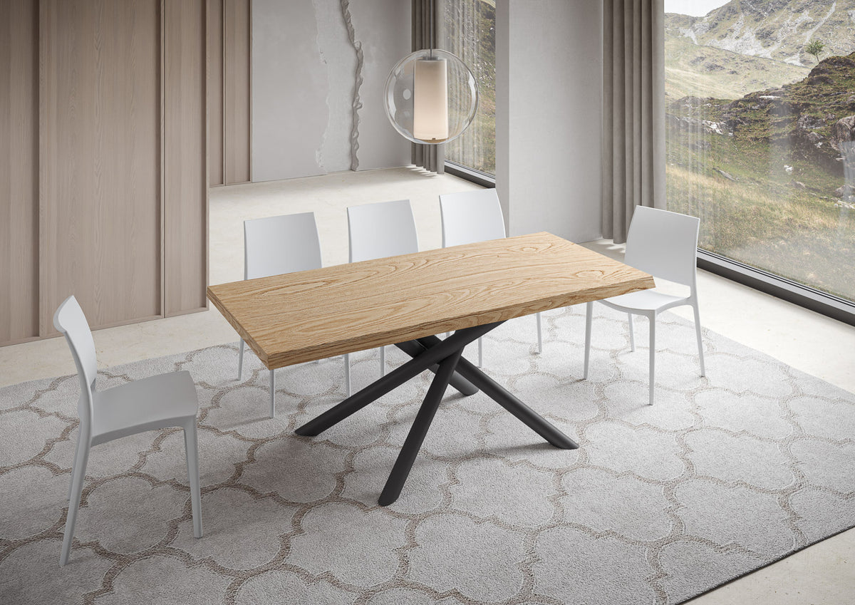 Tavolo VINDRAL rovere con gambe antracite in stanza con tappeto grigio e finestra