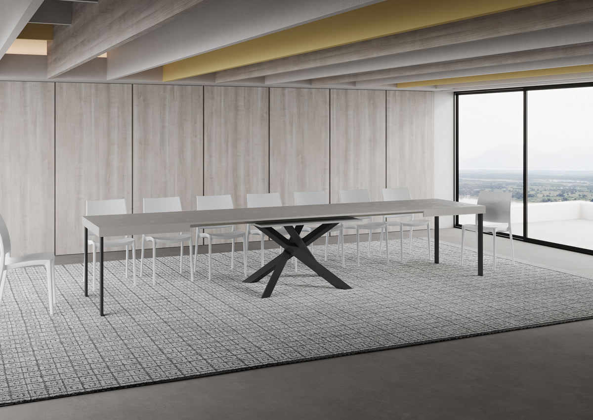 Tavolo VOLANTIS cashmere molto allungato circondato da otto sedie bianche in stanza con travi #colore_Cashmere