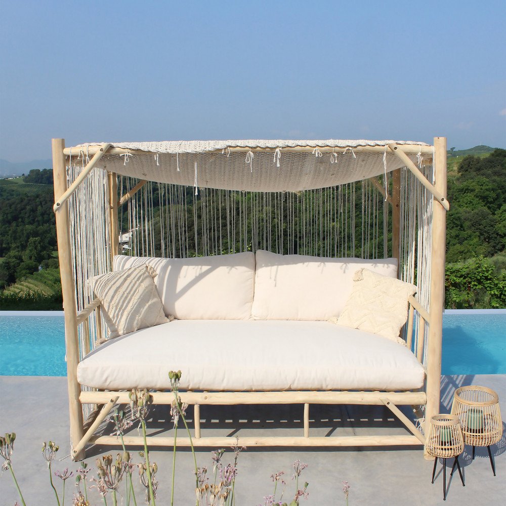Gazebo CAMBRIGE marrone chiaro con daybed e cuscini, vista frontale in giardino