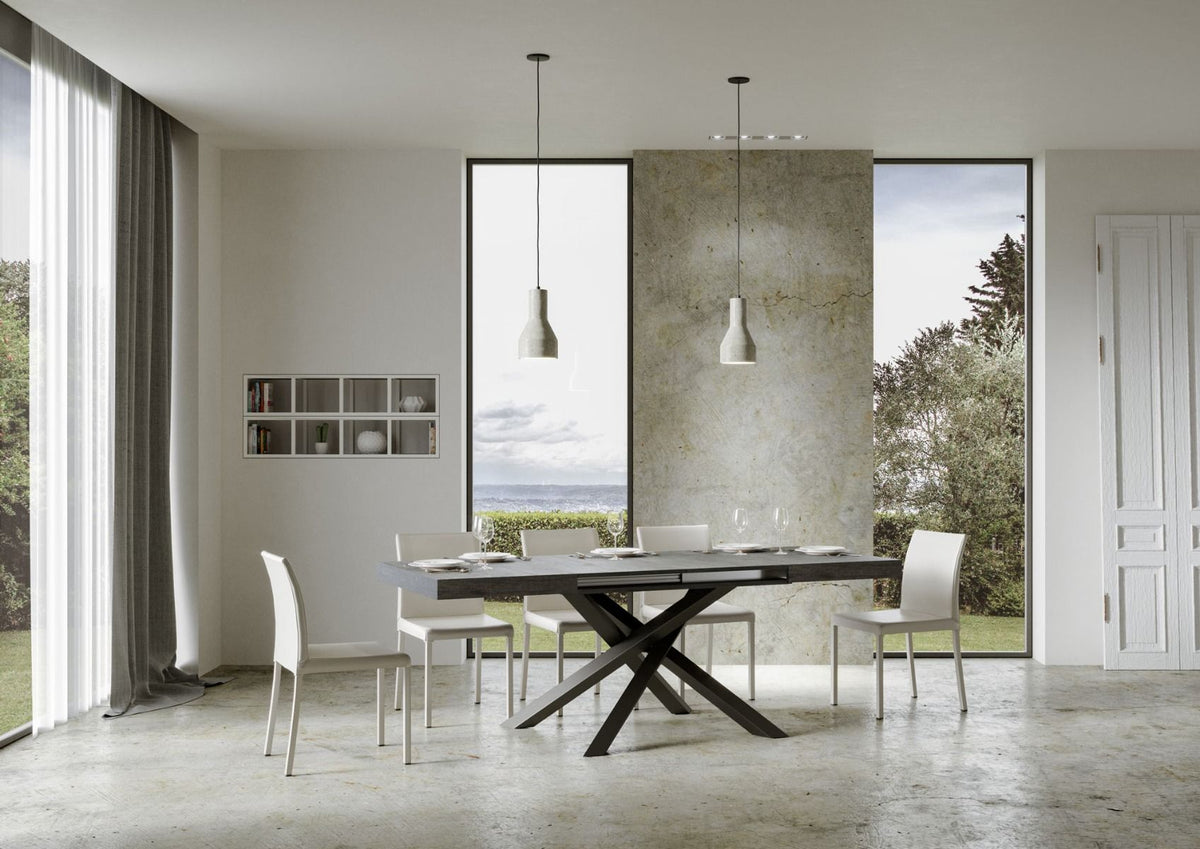 Tavolo VOLANTIS cemento allungato con piano grigio antracite e sei sedie bianche imbottite #colore_Cemento