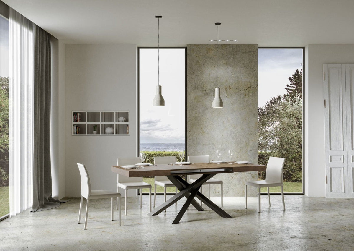 Tavolo VOLANTIS noce allungato con sei sedie imbottite bianche e due lampade a sospensione #colore_Noce