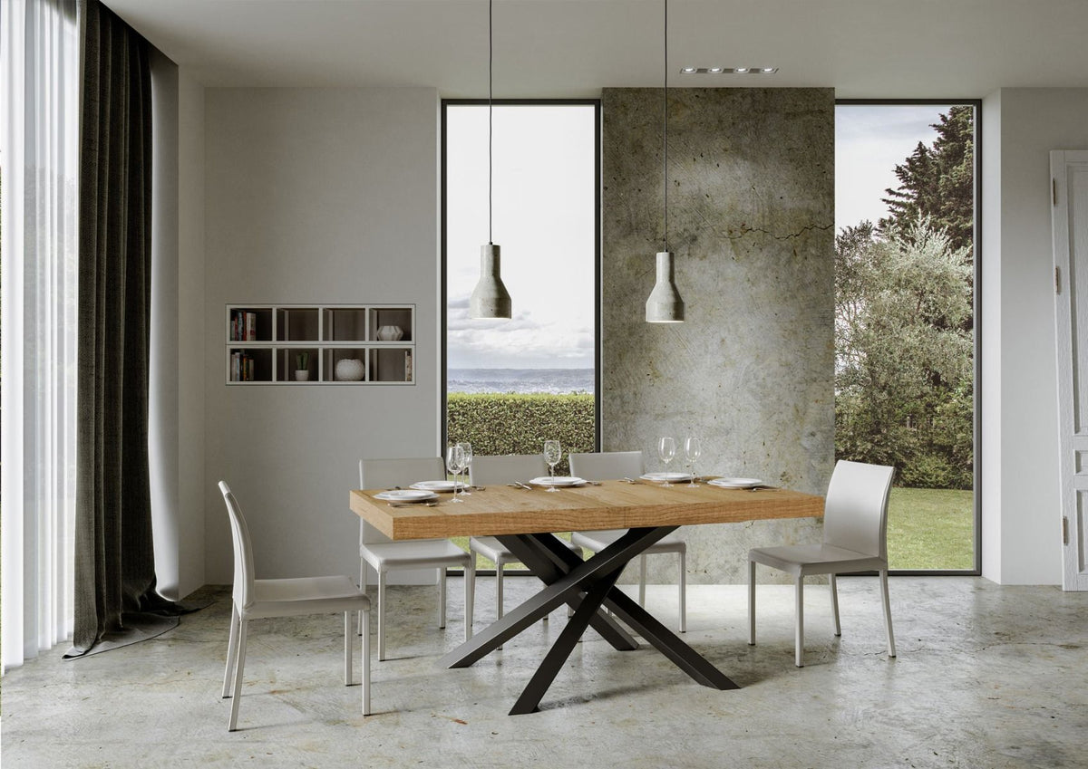 Tavolo VOLANTIS quercia naturale in legno massello con base a X antracite e quattro sedie #colore_Quercia Natura
