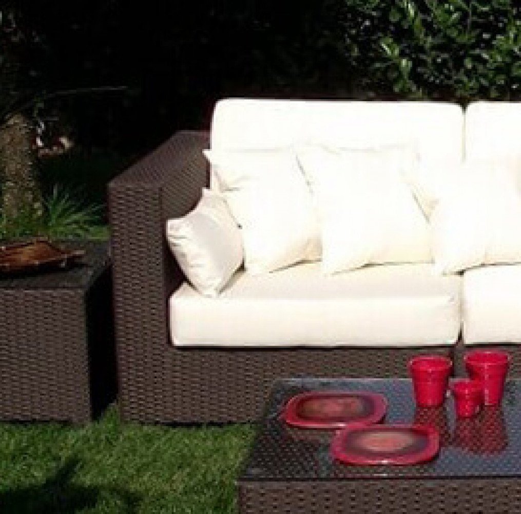 Poltrona laterale DALLAS marrone in giardino con tavolino in wicker e piano in vetro