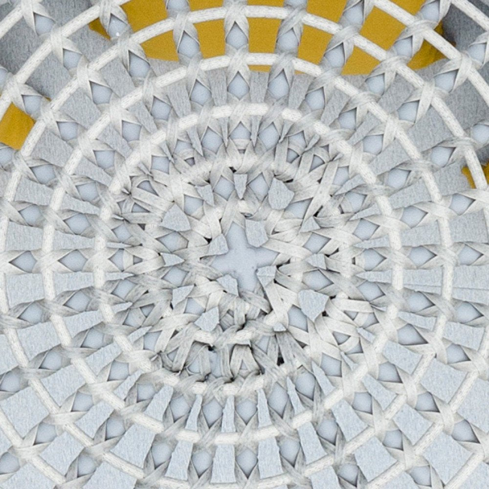 Dettaglio della trama in midollino bianco intrecciato del lettino USHUAIA grigio chiaro