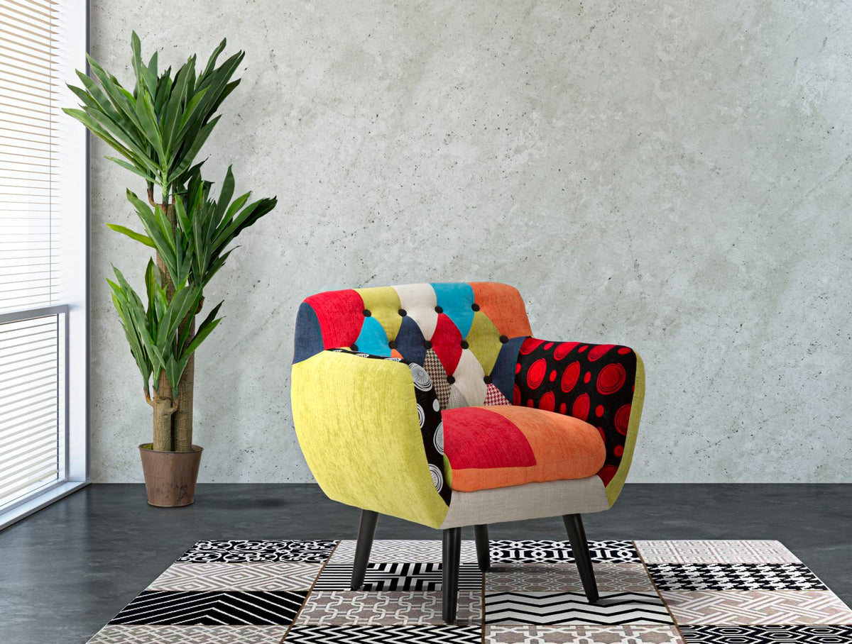 Poltrona IMPERIAL in tessuto patchwork in ambiente interno accanto a una pianta verde su tappeto geometrico #dimensione_L71 H78