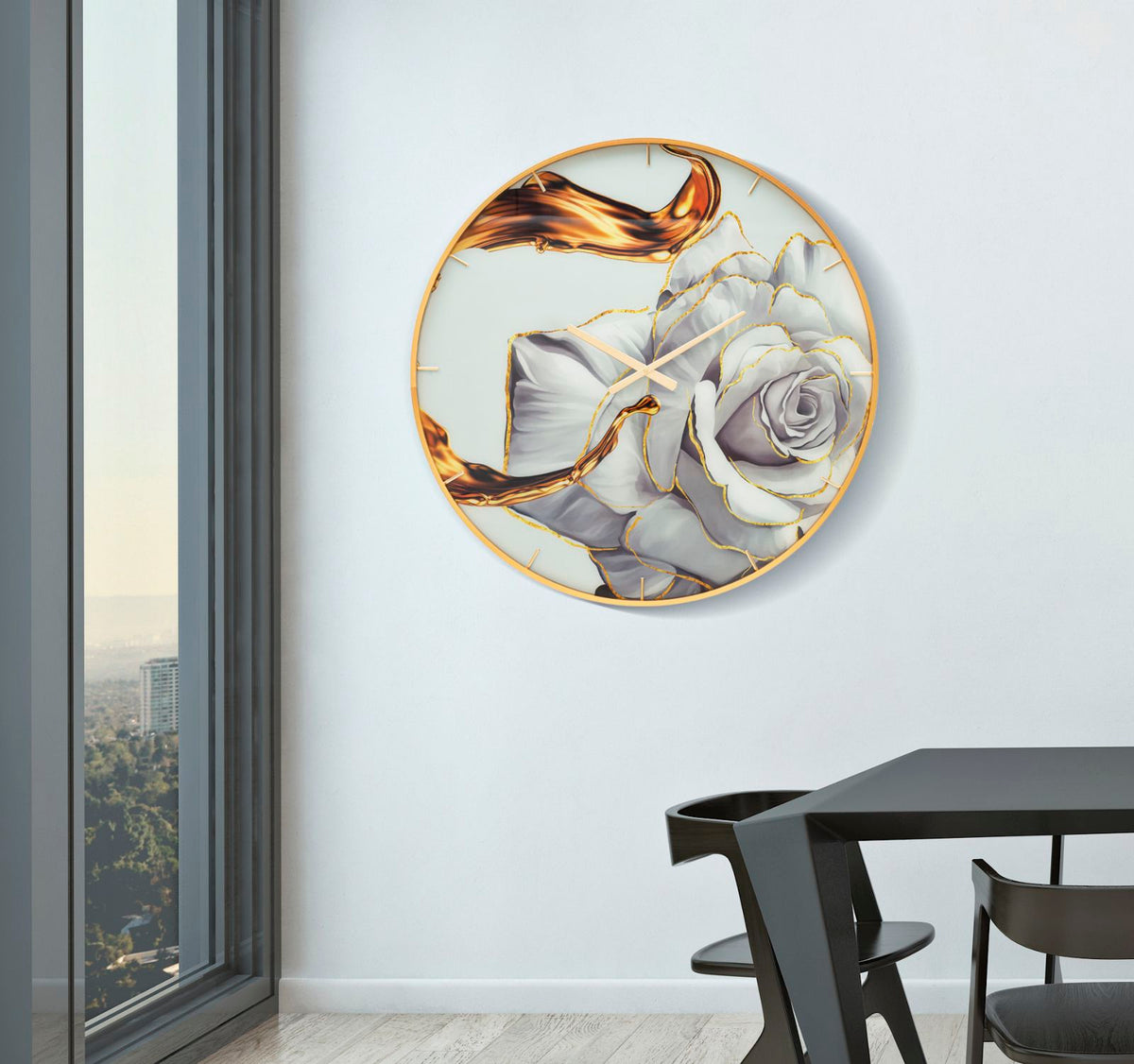 Orologio GLASS ROSE oro appeso a una parete bianca, accanto a tavolo e sedia neri #dimensione_Ø80 cm