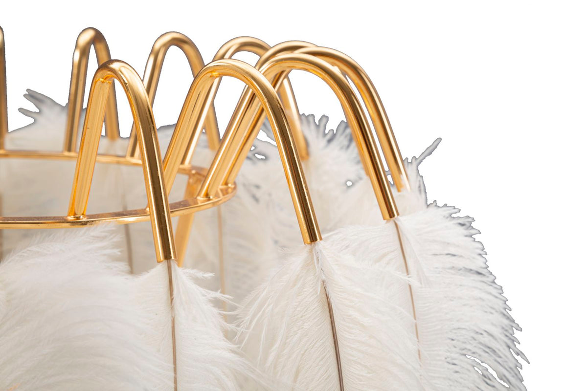lampada_da_tavolo_dorata_con_paralume_in_piume_bianche__feather_stand