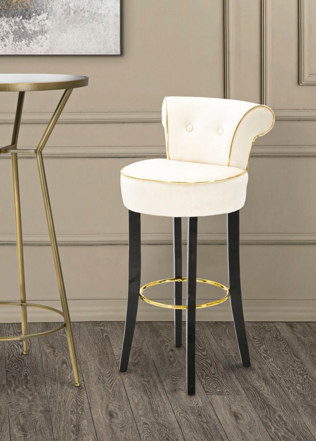 Sgabello alto LUXY crema in ambiente interno su pavimento in legno, vista di tre quarti #colore_Crema