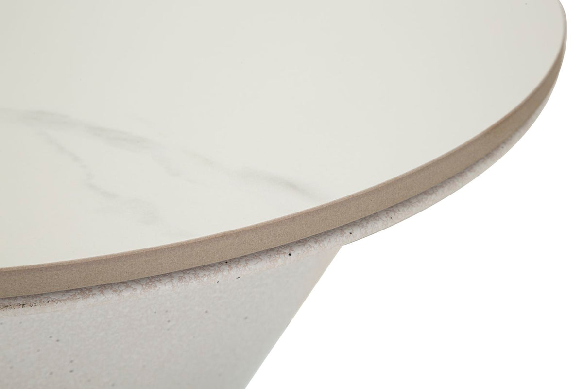 Dettaglio del bordo del piano del tavolino TAVOLINETTO WHITE DOUBLE bianco e della base conica