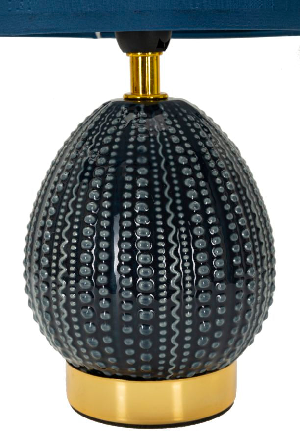 lampada_da_comodino_con_decorazioni_in_rilievo_e_paralume_in_tessuto__flavi