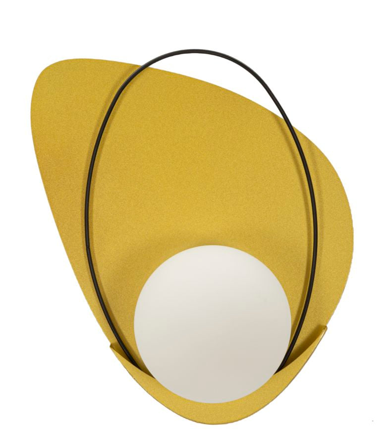 lampada_da_parete_dorata_con_paralume_in_vetro_opaco_bianco__circly