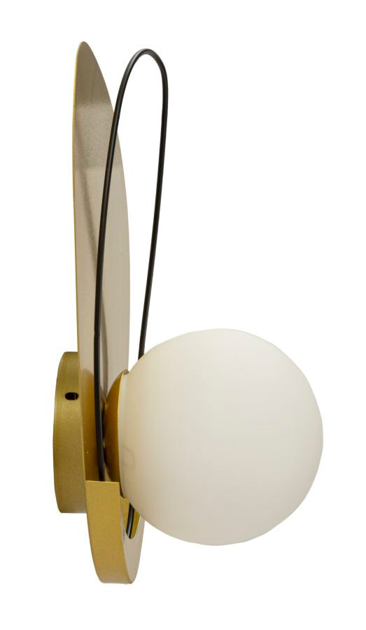 lampada_da_parete_dorata_con_paralume_in_vetro_opaco_bianco__circly