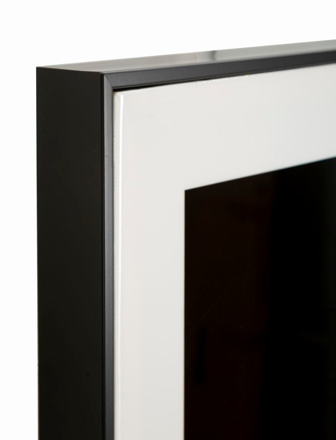 Angolo superiore sinistro della cornice nera lucida di GIAGUARO con bordo argentato, vista ravvicinata #colore_Nero