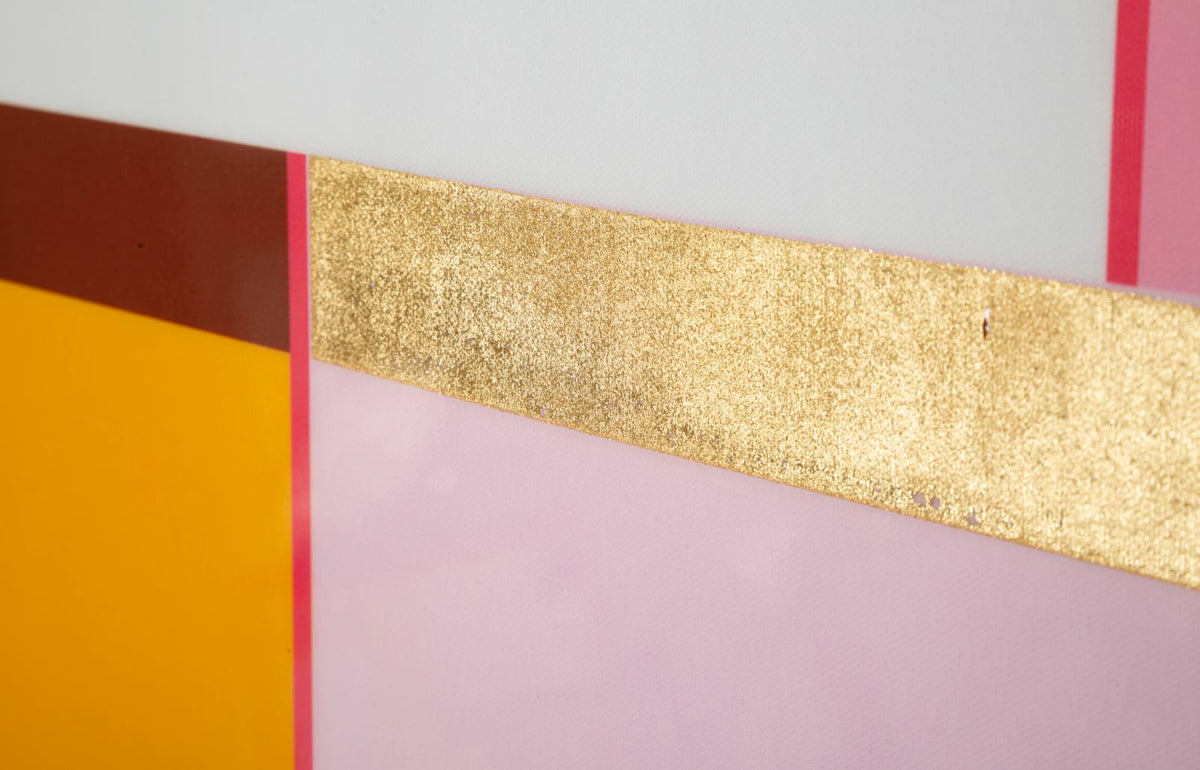 Dettaglio ravvicinato del quadro ACRYLIC con bande geometriche rosa, ocra e banda dorata metallizzata #colore_Fucsia