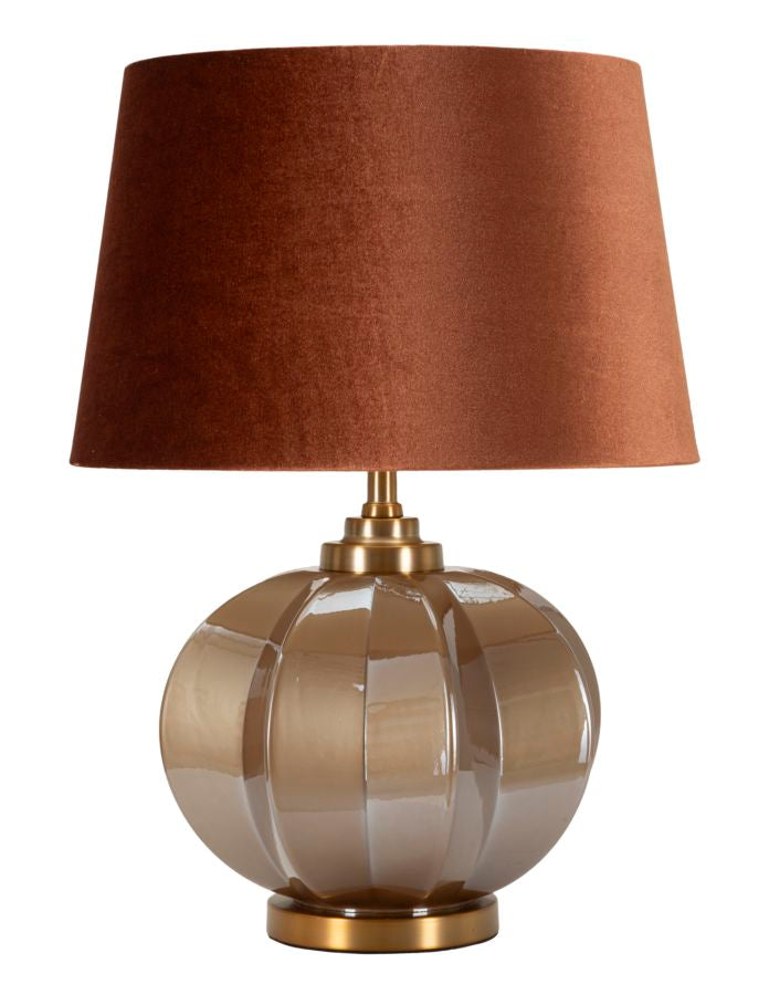 lampada_da_tavolo_con_base_in_vetro_lavorato_e_paralume_marrone__praga