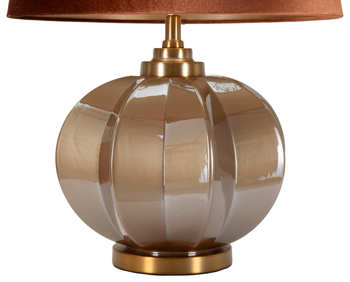lampada_da_tavolo_con_base_in_vetro_lavorato_e_paralume_marrone__praga