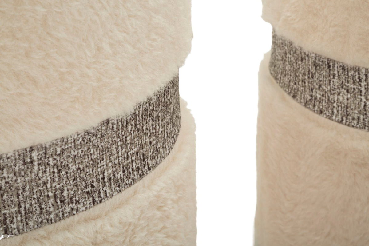 Dettaglio ravvicinato dei pouf SAINT-MORITZ crema con fascia a trama intrecciata marrone e crema #colore_Crema