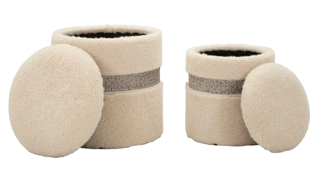Pouf SAINT-MORITZ crema aperti con coperchi di lato, vista tre quarti su fondo bianco #colore_Crema