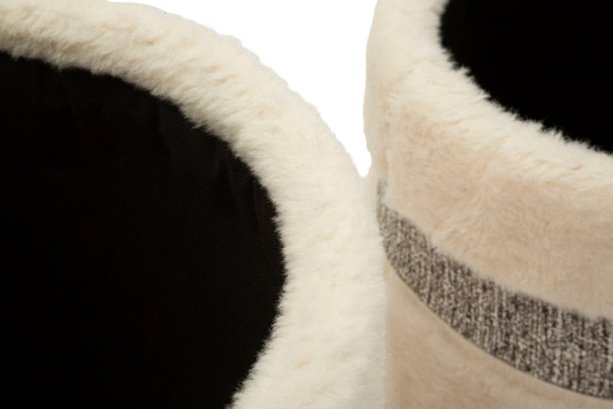 Primo piano dei pouf SAINT-MORITZ crema affiancati, uno con superficie nera opaca a sinistra #colore_Crema
