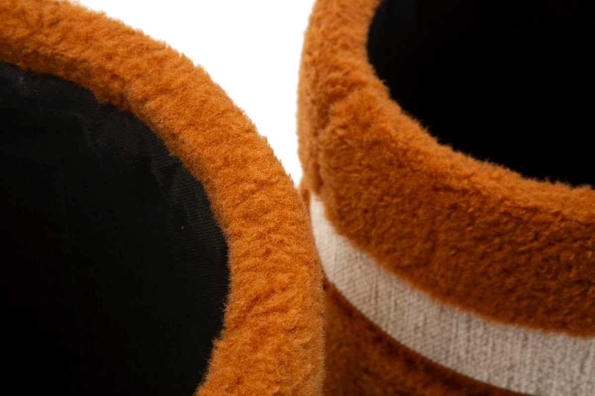 Primo piano delle aperture dei pouf SAINT-MORITZ marrone cuoio con interno scuro #colore_Marrone