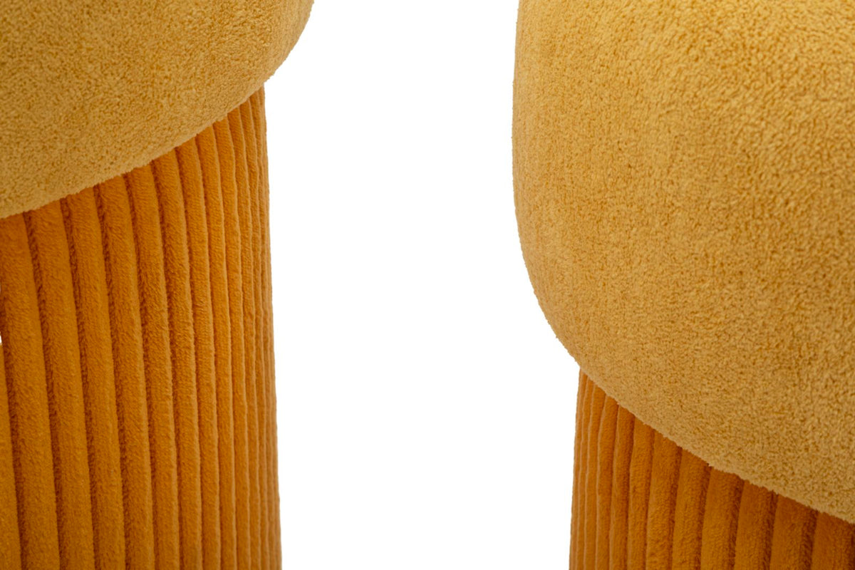 Dettaglio ravvicinato del velluto a coste dei pouf ASPEN oro su fondo bianco #colore_Oro