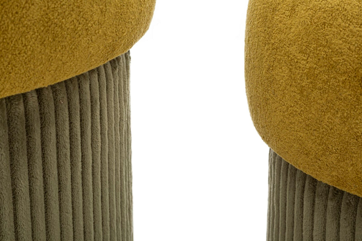 Dettaglio ravvicinato della seduta in bouclé senape e della base verde oliva dei pouf ASPEN #colore_Senape e Verde