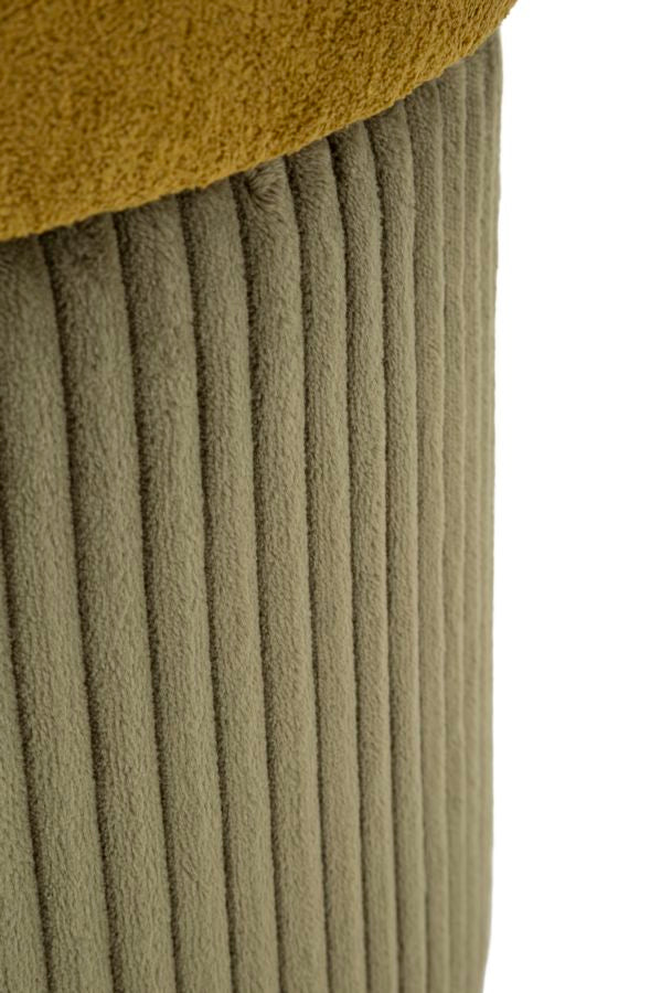 Primo piano del pouf ASPEN con fascia in velluto a coste verde salvia su fondo bianco #colore_Senape e Verde
