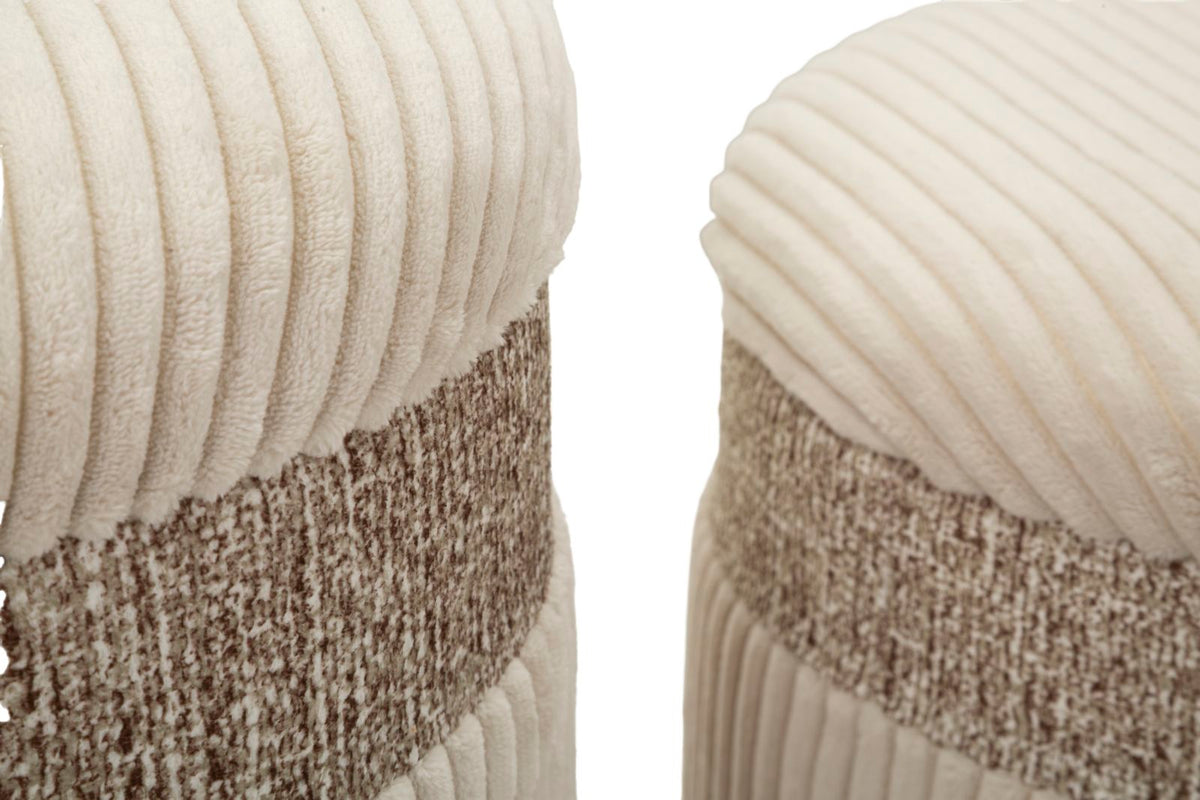 Dettaglio ravvicinato di due pouf CORTINA crema con fasce in tessuto bouclé #colore_Crema