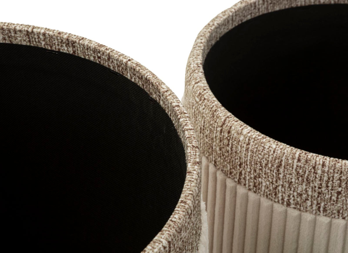 Due pouf CORTINA crema aperti ripresi dall'alto, con interno scuro visibile #colore_Crema