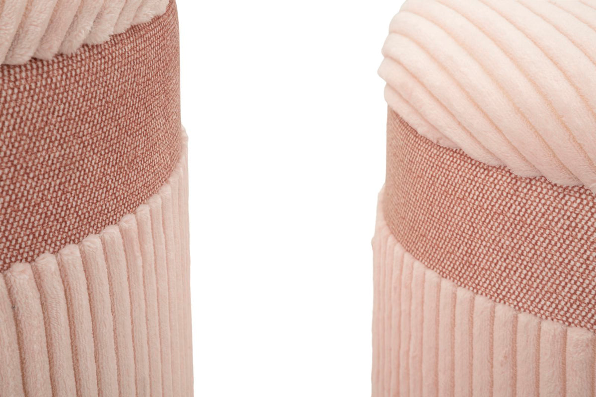 Dettaglio ravvicinato di due pouf CORTINA rosa con fascia in tessuto terracotta #colore_Rosa