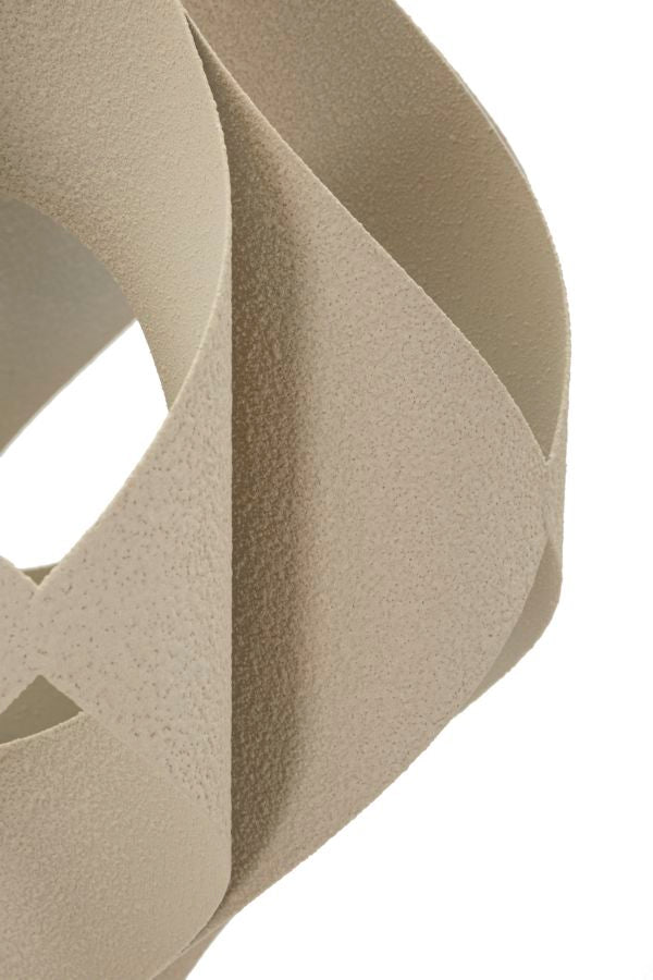 lampada_da_terra_dal_design_futuristico_e_scultoreo__space