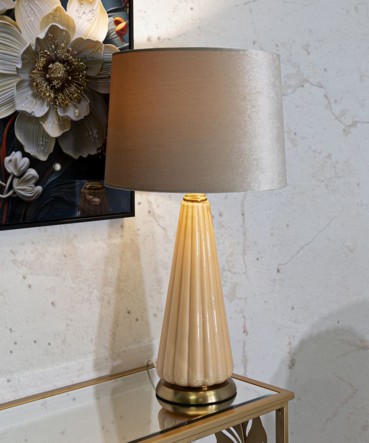 lampada_da_tavolo_elegante_base_scanalata_perlata_e_dorata__perly