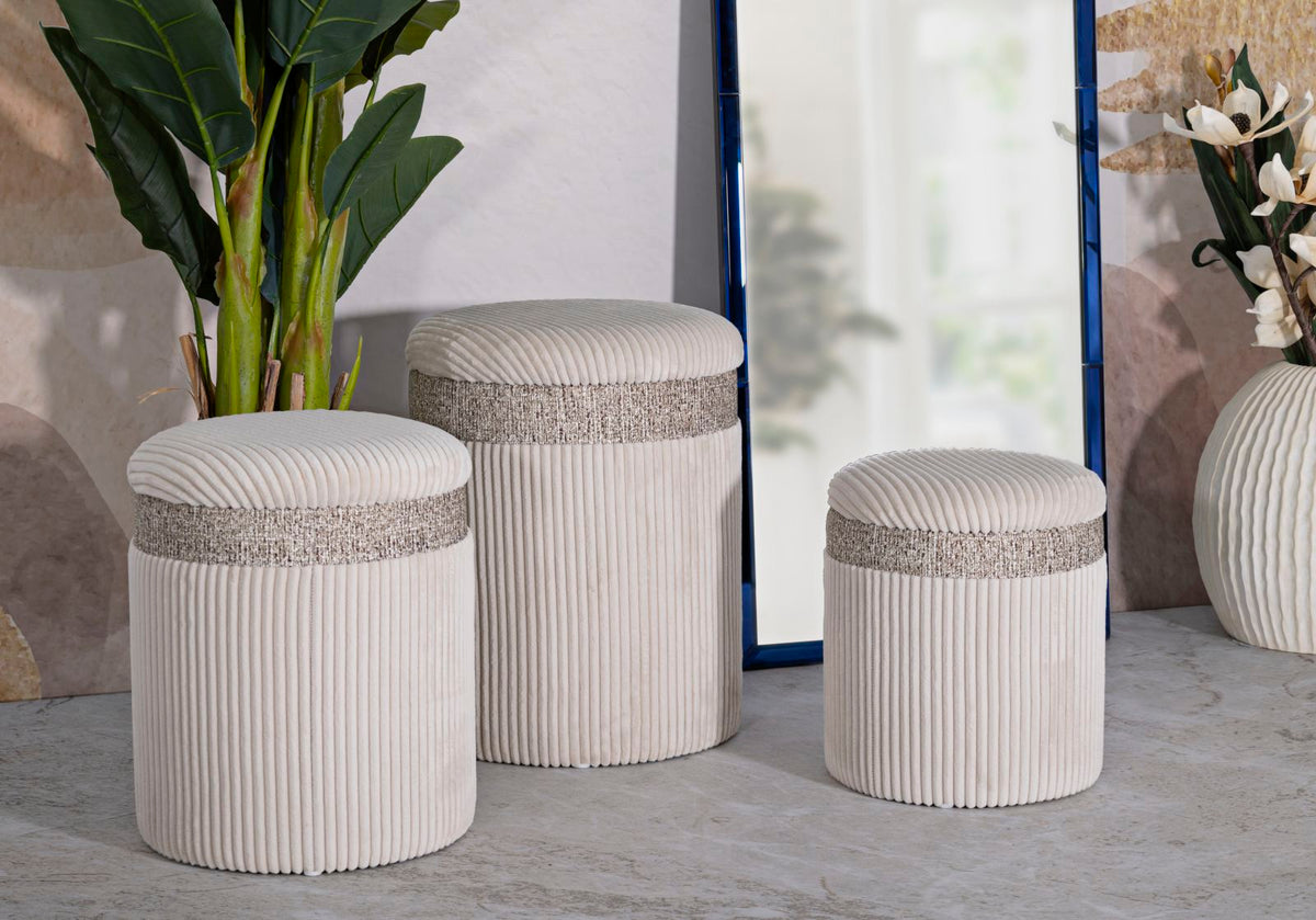 Tre pouf CORTINA crema in un interno con pianta e specchio sullo sfondo #colore_Crema