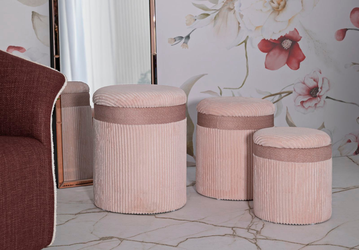 Tre pouf CORTINA rosa cipria su marmo bianco davanti a una parete floreale #colore_Rosa
