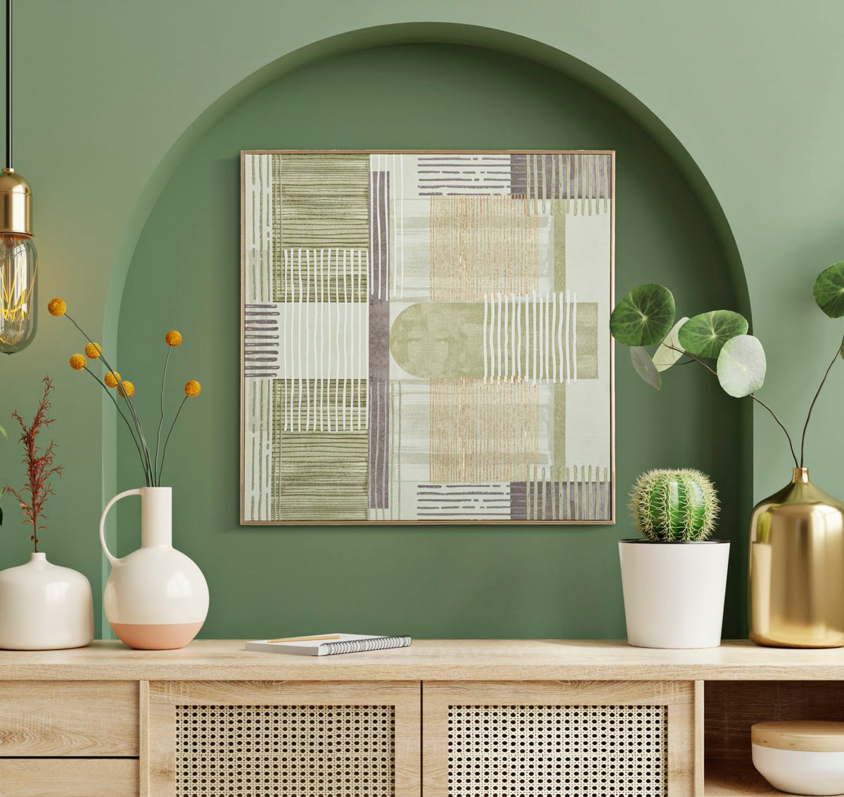 Quadro LIGNES appeso su parete verde con vasi e lampada accanto #colore_Naturale
