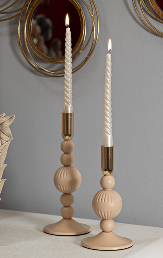 Portacandele ASTER rosa con candele a spirale accese in ambiente interno con specchi dorati #colore_Rosa