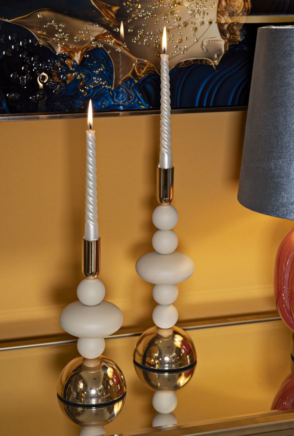 Portacandele GALAXY crema con dettagli oro e candele accese su superficie dorata in ambiente interno #colore_Crema