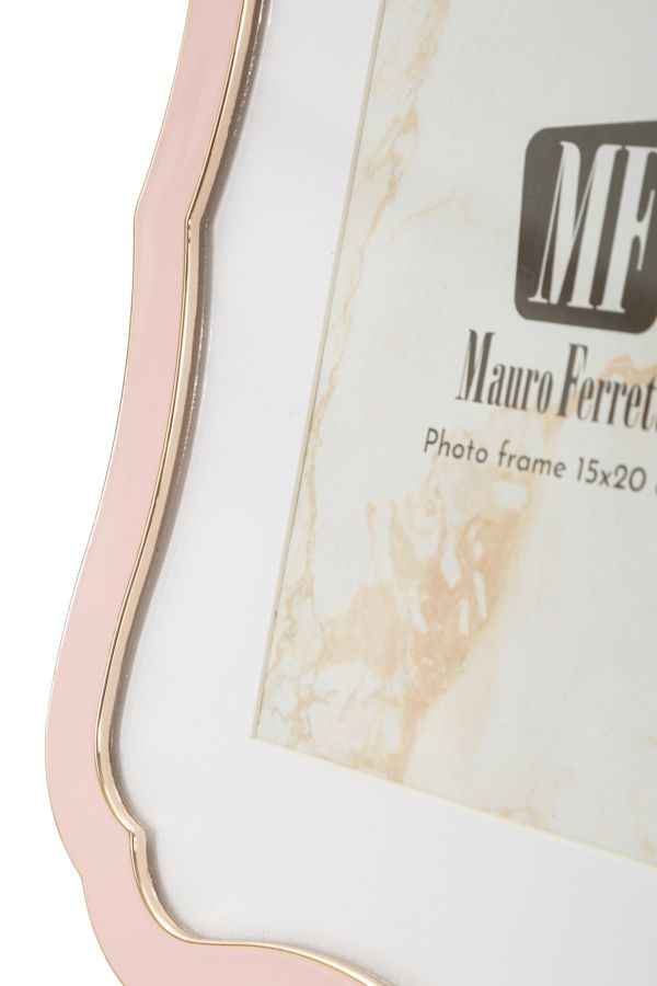 Dettaglio ravvicinato dell'angolo inferiore sinistro della cornice MARGOT rosa cipria con sagoma curva #colore_Rosa