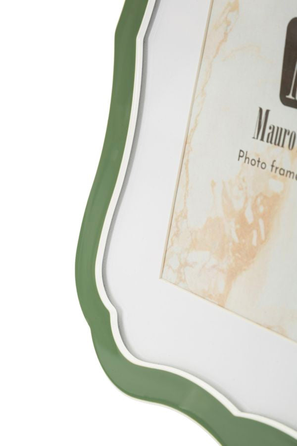 Dettaglio di un angolo della cornice MARGOT verde oliva con bordo sagomato e passe-partout bianco #colore_Verde