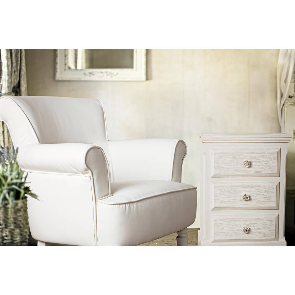 Comodino in MDF bianco decapato con 3 cassetti e maniglie floreali - BLAINE