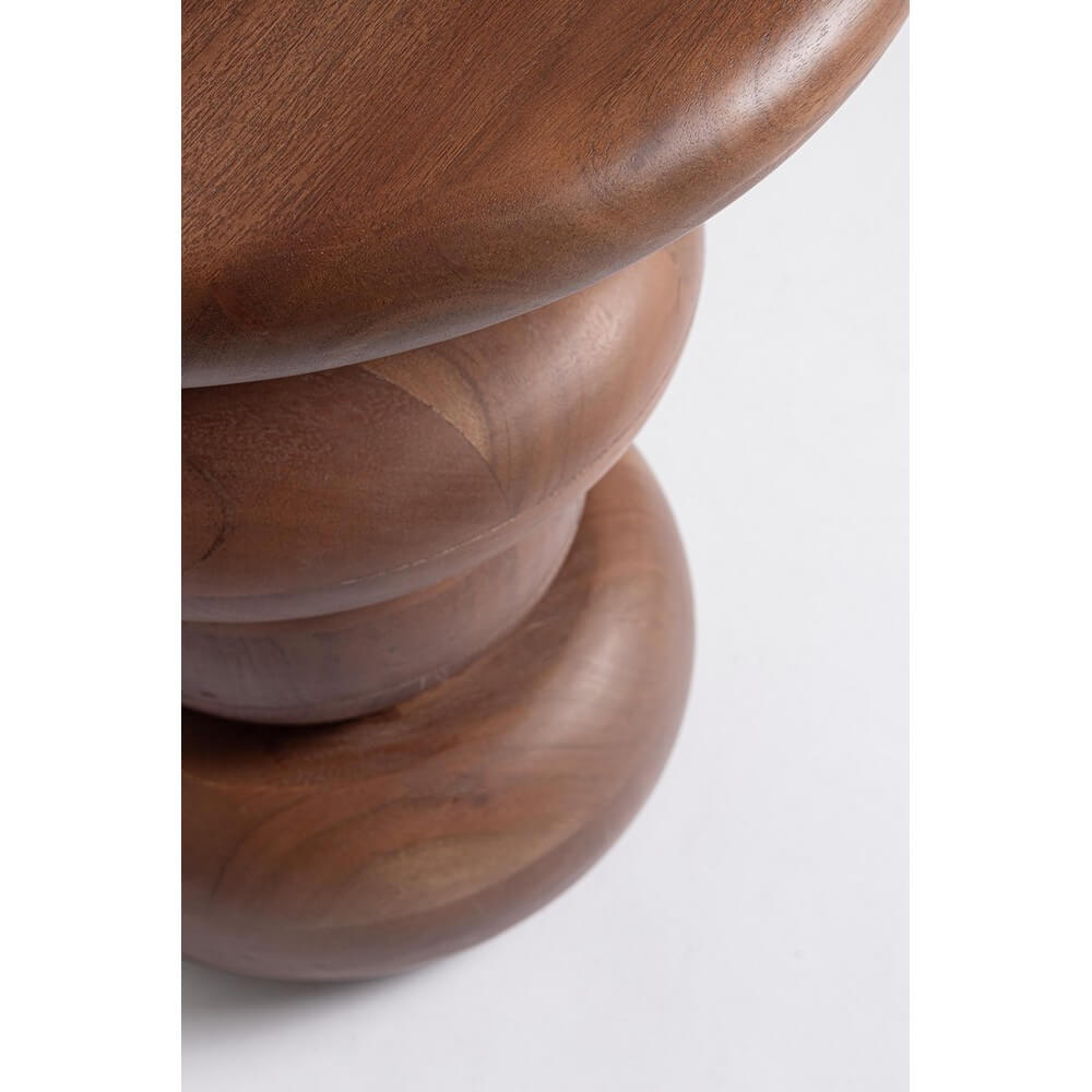 Tavolino rotondo in legno di mango con base scultorea impilata - LOPEZ