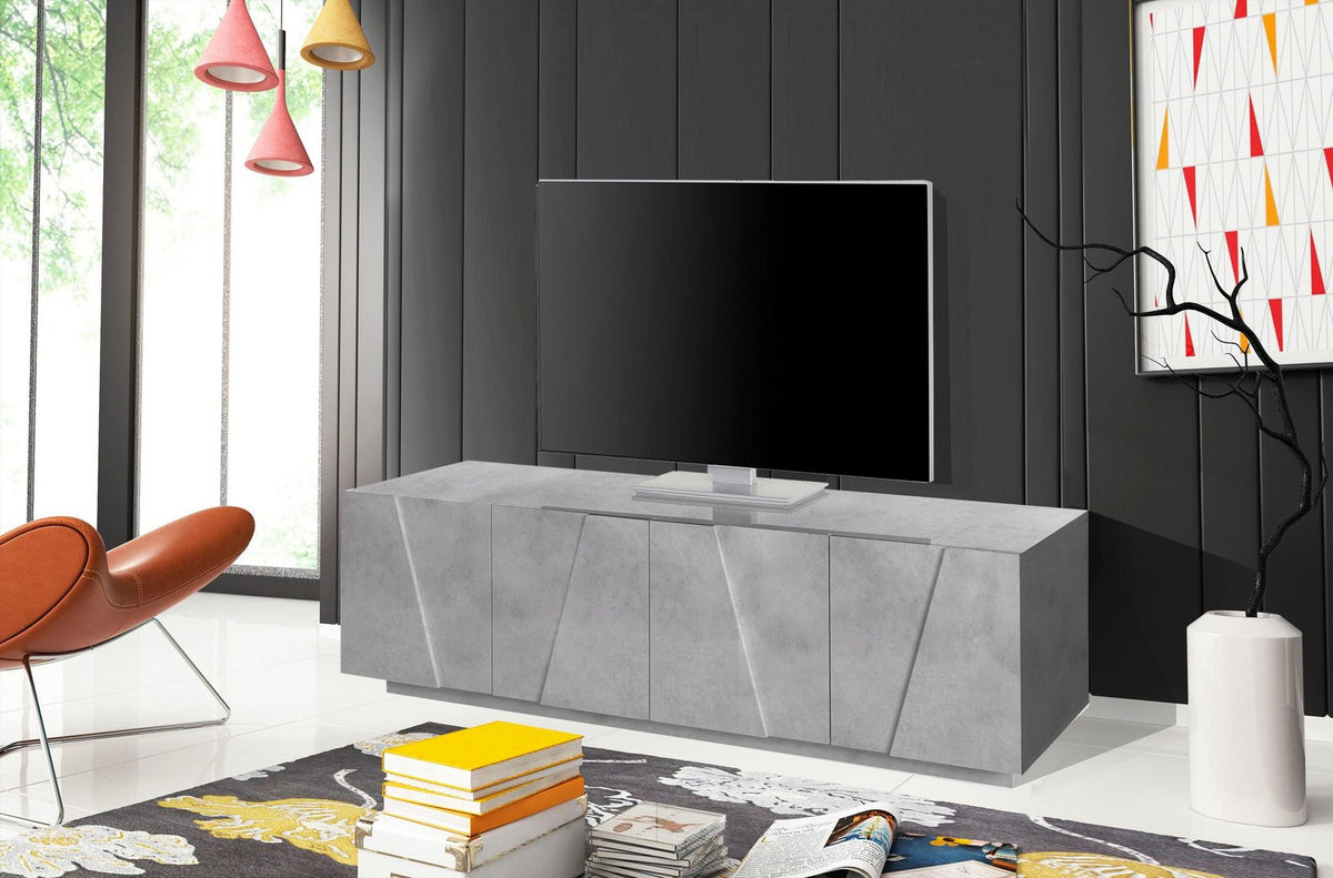 Porta TV PULSE grigio cemento in soggiorno con televisore, poltrona arancione e tappeto a motivi #colore_Cemento