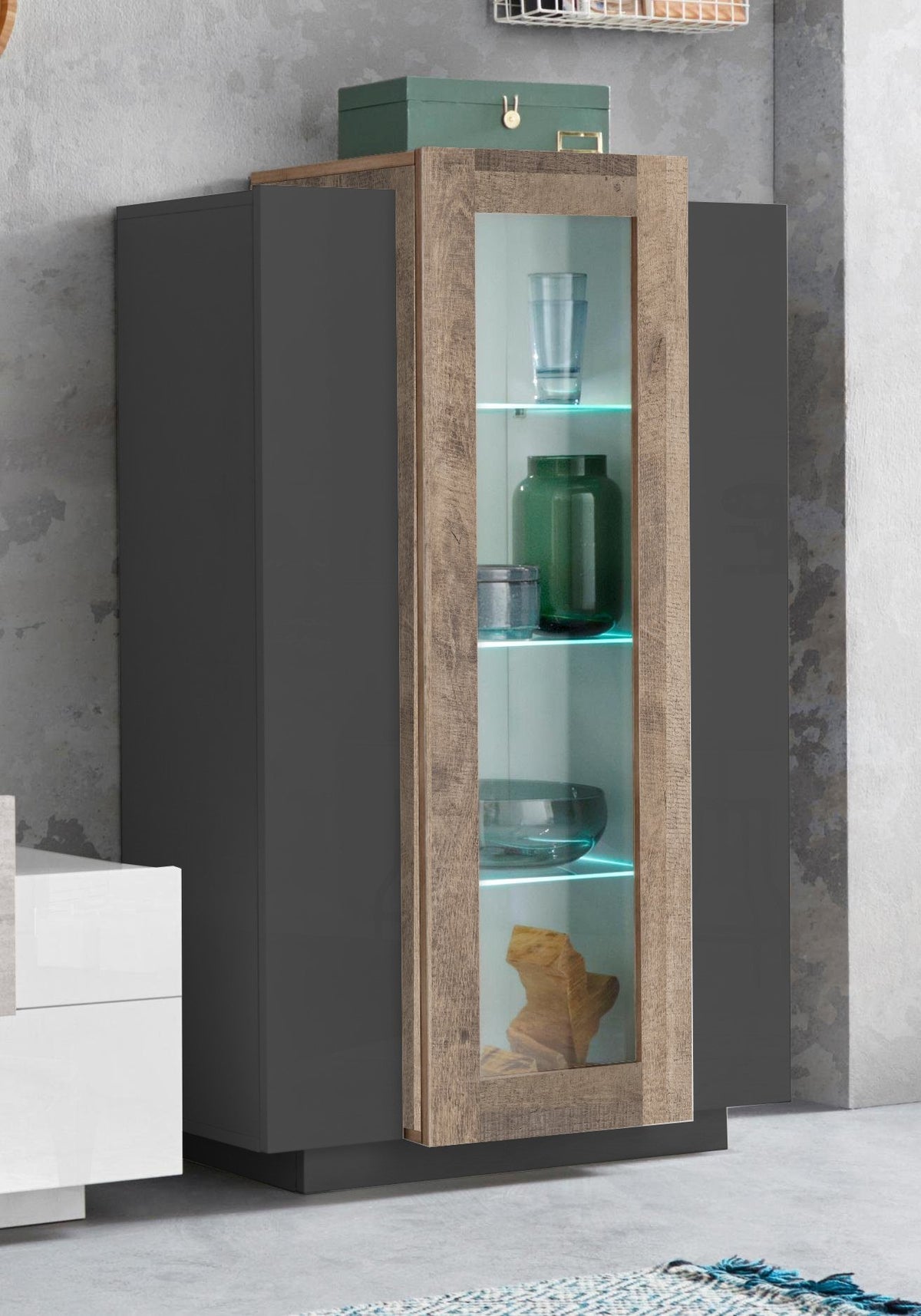 Vetrina CELESTIA antracite opaco e rovere con ripiani in vetro illuminati in ambiente interno #colore_Antracite Opaco/Rovere