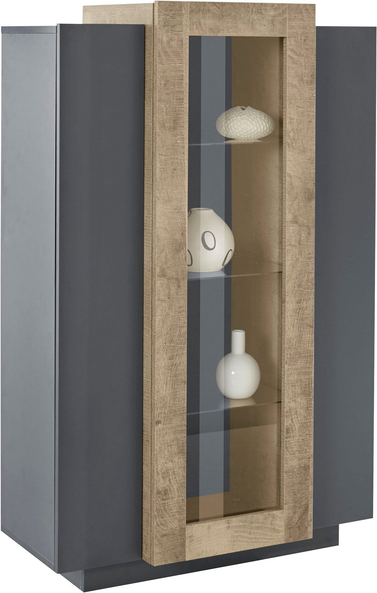 Vetrina CELESTIA antracite opaco e rovere su fondo neutro con tre oggetti decorativi sui ripiani #colore_Antracite Opaco/Rovere