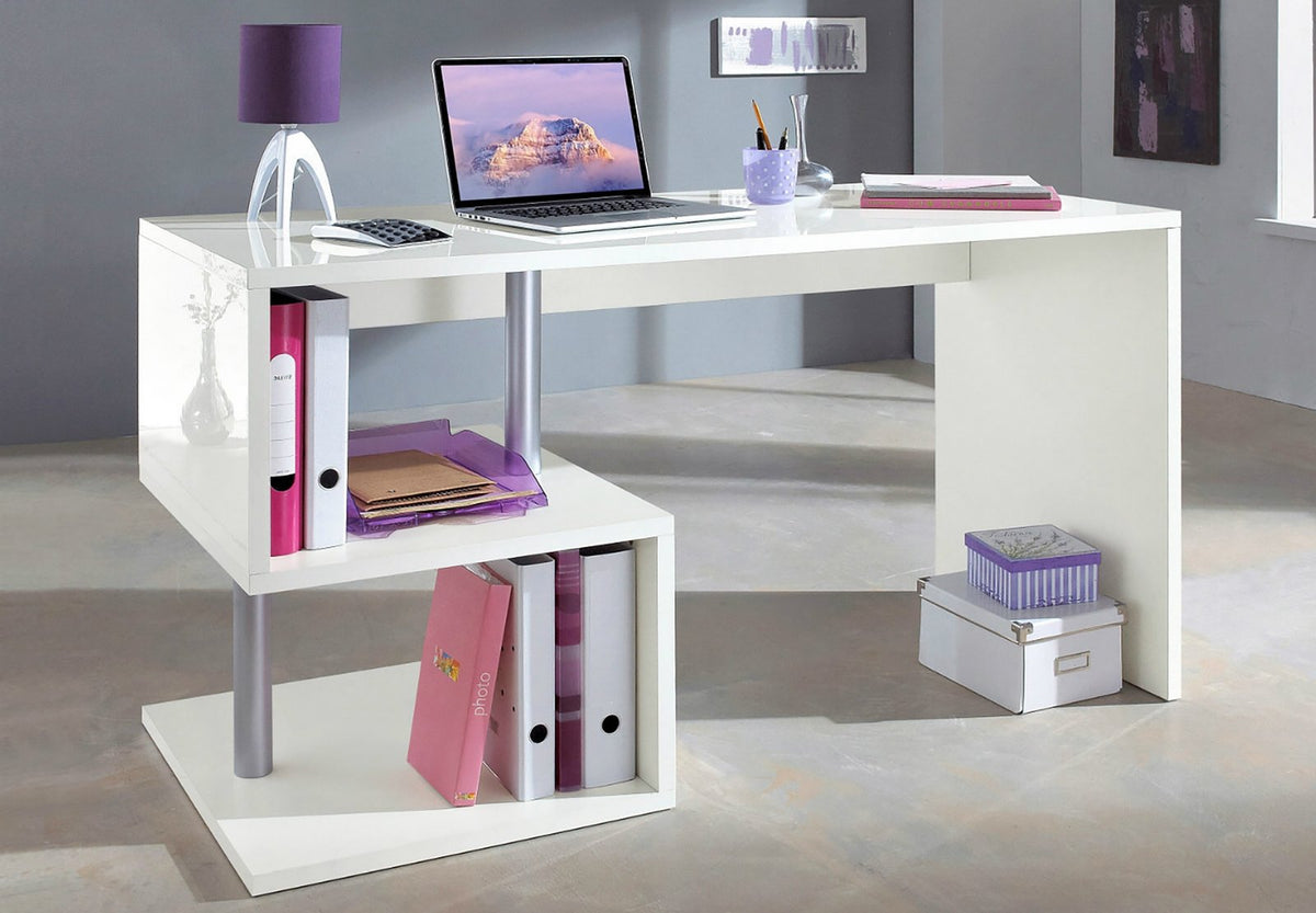 Scrivania da studio HERMES bianco lucido in ambiente con laptop, lampada viola e ripiano laterale #colore_Bianco Lucido