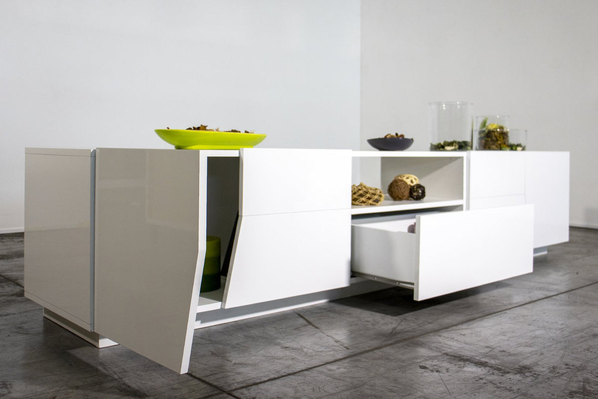 Porta TV NEBULA bianco lucido su pavimento grigio, un'anta e un cassetto aperti, vista rialzata #colore_Bianco Lucido