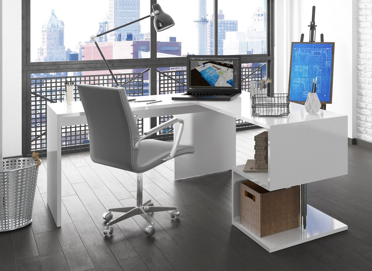 Scrivania HERMES bianco lucido davanti a grande finestra con portatile e lampada nera #colore_Bianco Lucido